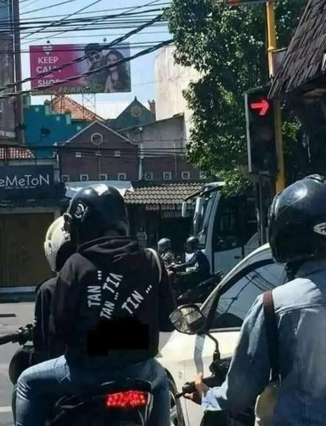 Tulisan kocak di kaos pengendara motor Berbagai sumber Tulisan kocak di kaos pengendara motor Berbagai sumber