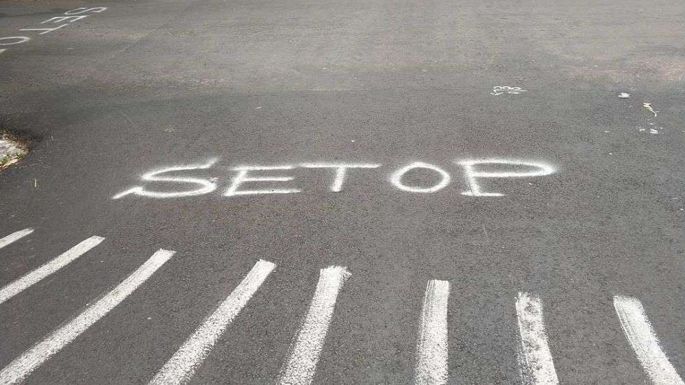 tulisan lucu di tengah jalan © berbagai sumber