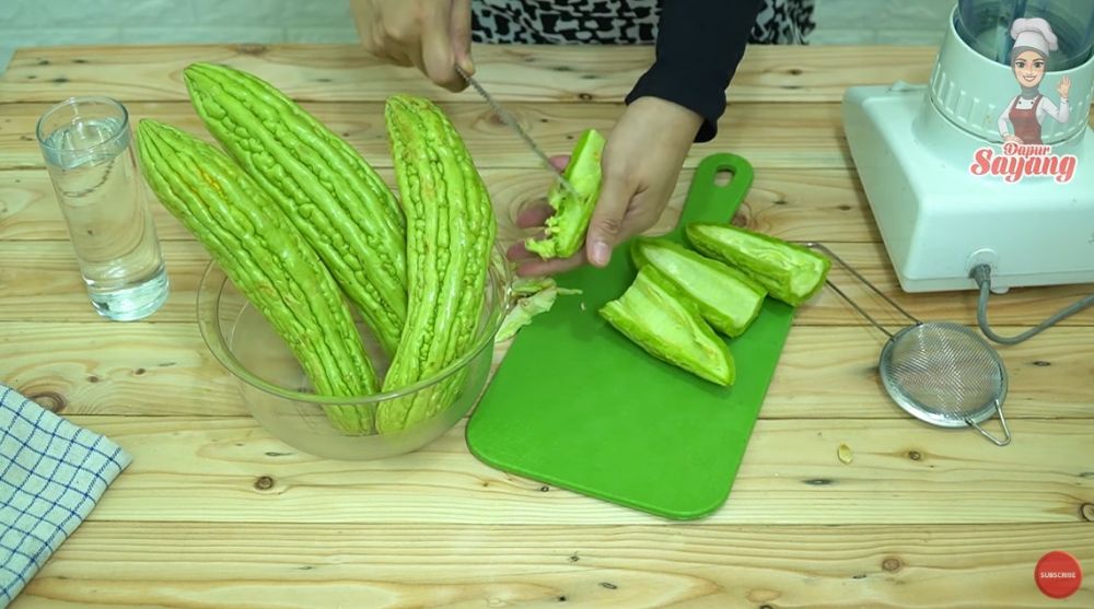 Tanpa tambahan bahan apa pun, begini trik bikin jus pare supaya tak pahit