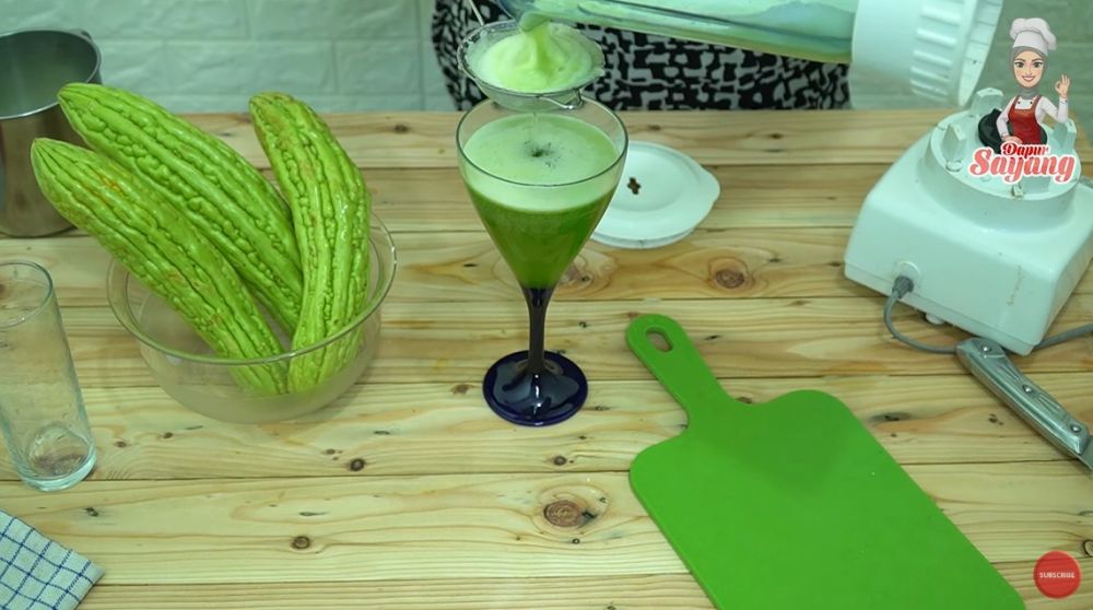 Tanpa tambahan bahan apa pun, begini trik bikin jus pare supaya tak pahit