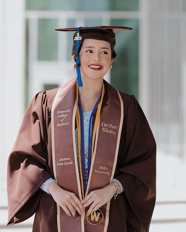 Beby Tsabina diwisuda © Instagram