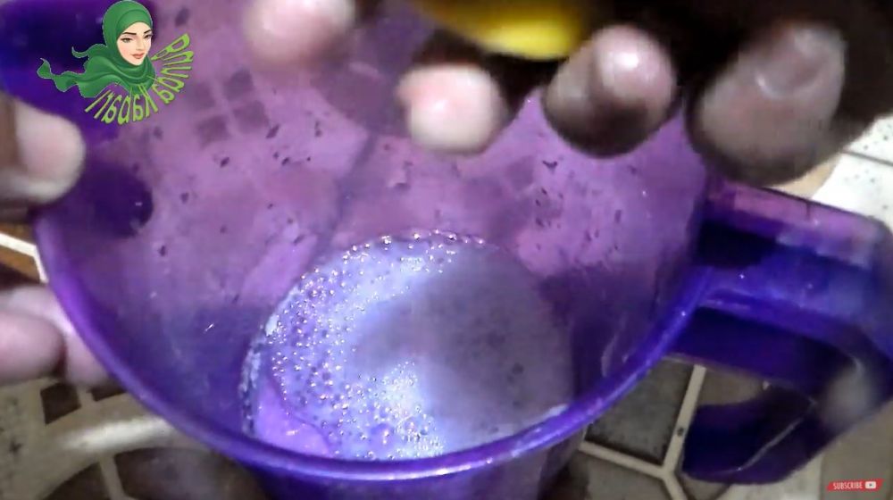 Bukan pakai kopi, ini trik basmi bau membandel di bagian dalam teko plastik