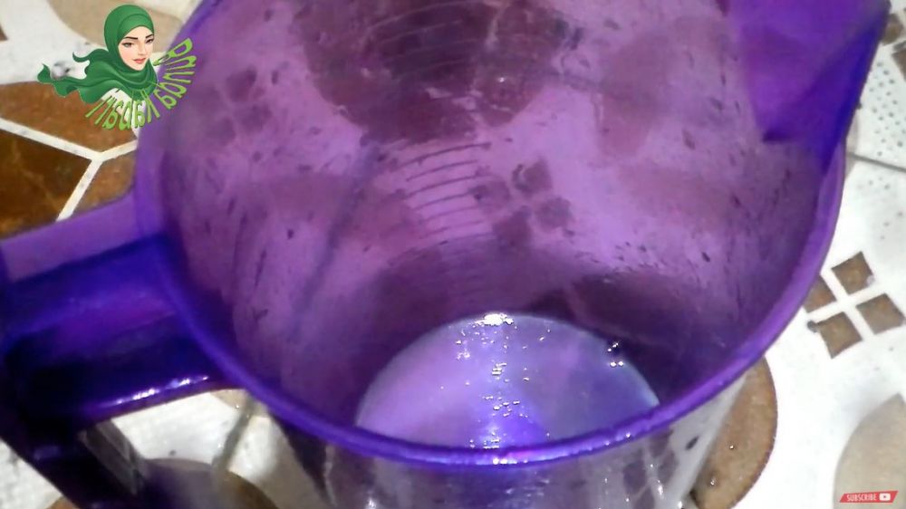Bukan pakai kopi, ini trik basmi bau membandel di bagian dalam teko plastik