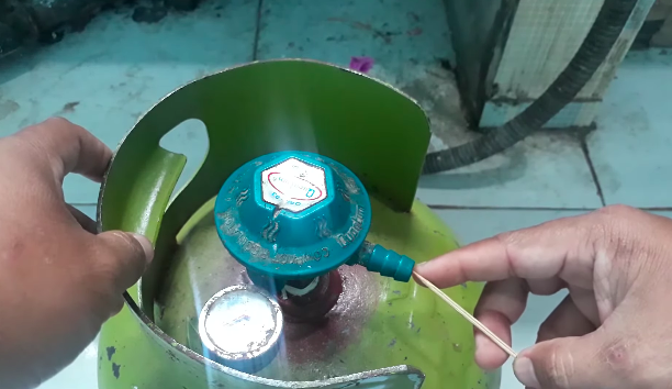 Nggak perlu ganti baru, ini trik mudah memperbaiki regulator gas mampet cuma pakai 1 alat