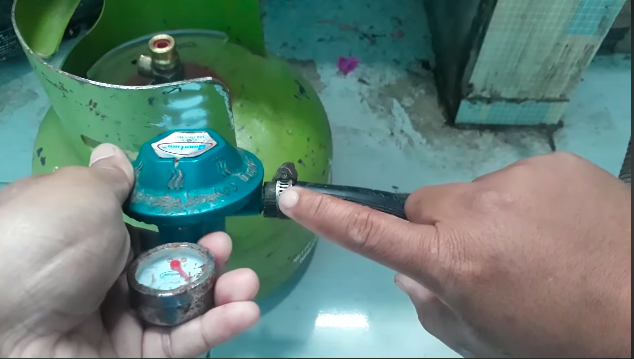 Nggak perlu ganti baru, ini trik mudah memperbaiki regulator gas mampet cuma pakai 1 alat