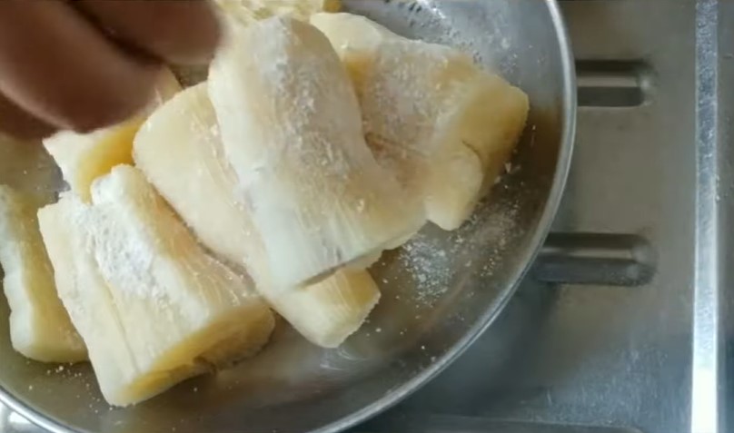 Trik membuat tape singkong tanpa dikemas daun pisang, hasilnya tetap manis dan lembut