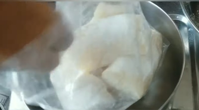 Trik membuat tape singkong tanpa dikemas daun pisang, hasilnya tetap manis dan lembut