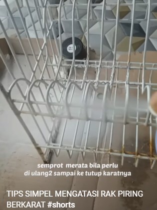Tanpa ribet menyikat, ini cara hilangkan noda karat pada rak piring