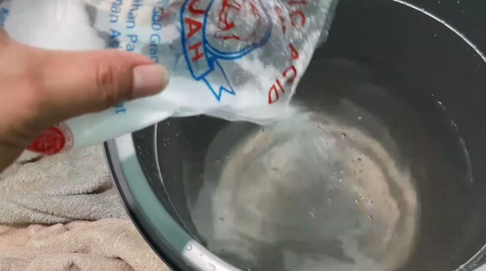 Tanpa air panas, begini trik mencuci handuk dapur kotor hanya dengan satu bahan