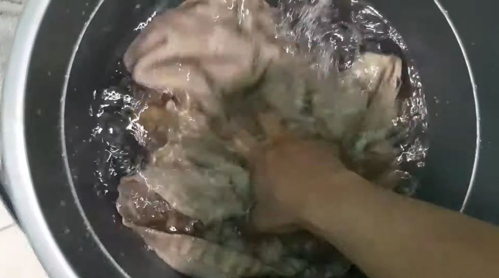 Tanpa air panas, begini trik mencuci handuk dapur kotor hanya dengan satu bahan