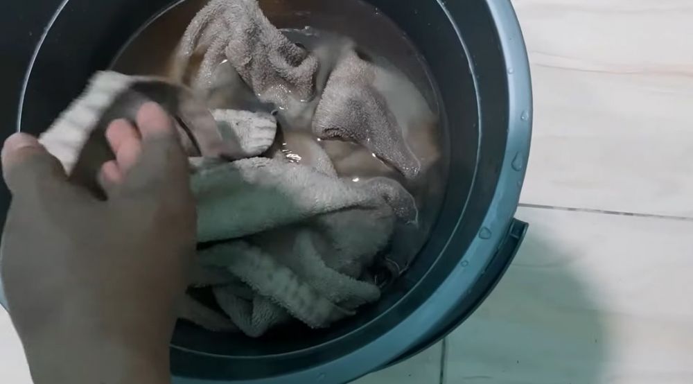 Tanpa air panas, begini trik mencuci handuk dapur kotor hanya dengan satu bahan