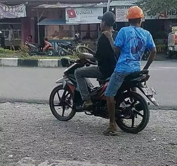 Potret kocak orang di pinggir jalan Berbagai sumber