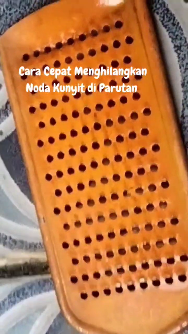 Pakai 1 bahan, ini trik ampuh melunturkan kerak kunyit pada parutan agar bersih dan kinclong lagi