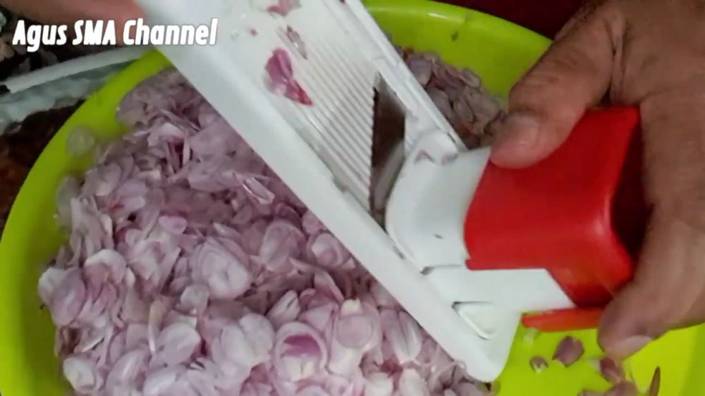 Tanpa direndam air cuka, ini trik bikin bawang merah goreng yang enak, gurih, dan renyah tahan lama