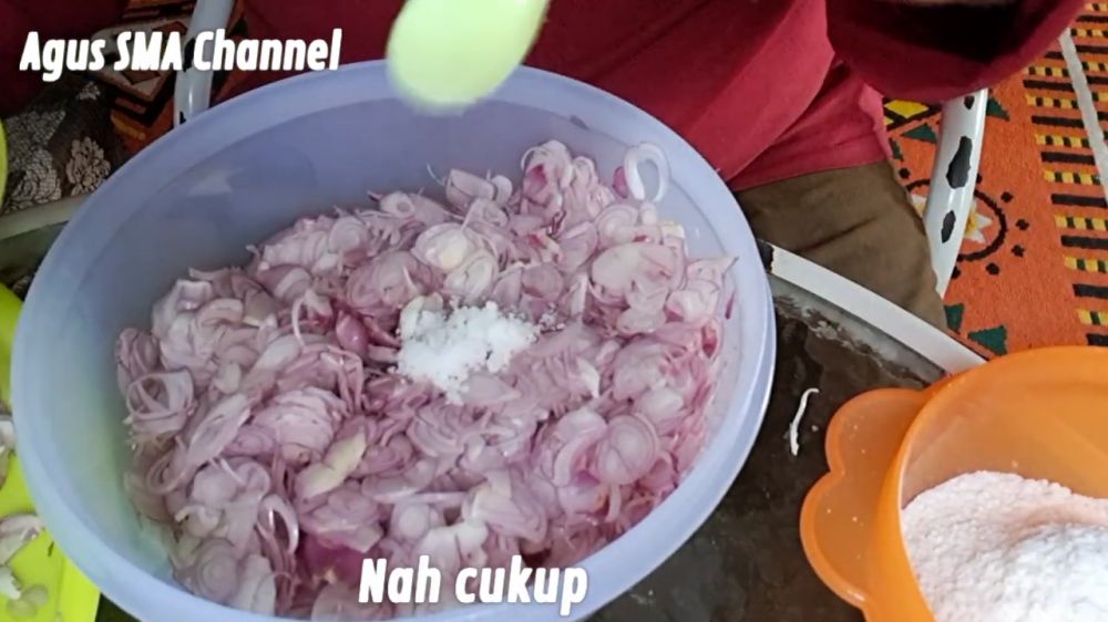 Tanpa direndam air cuka, ini trik bikin bawang merah goreng yang enak, gurih, dan renyah tahan lama