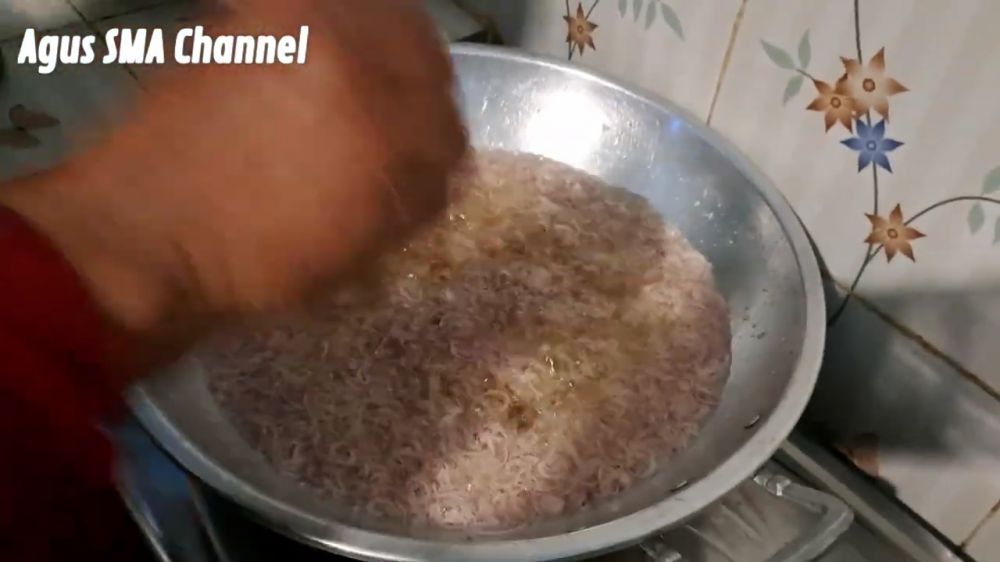 Tanpa direndam air cuka, ini trik bikin bawang merah goreng yang enak, gurih, dan renyah tahan lama