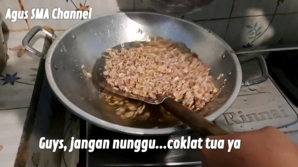 Tanpa direndam air cuka, ini trik bikin bawang merah goreng yang enak, gurih, dan renyah tahan lama