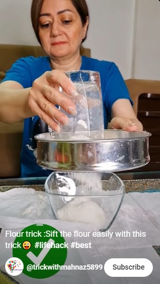 Tak banyak yang tahu, ini trik unik ayak tepung supaya tidak berserakan dan menggumpal