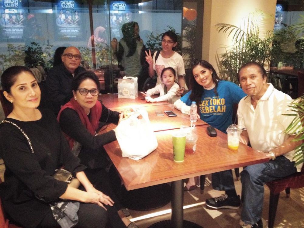 Rina Hasyim dengan sang cucu © Instagram