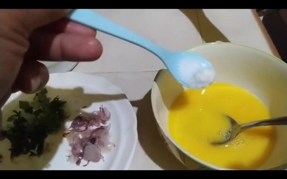 Cara simpel membuat telur dadar yang aromanya wangi bebas bau amis