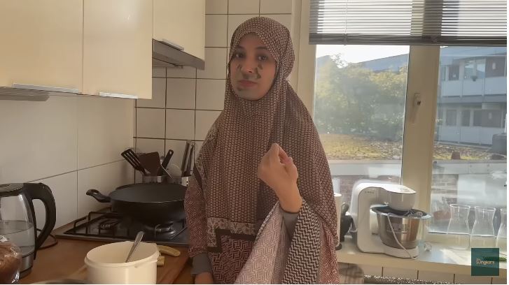 potret kesederhanaan shireen sungkar jualan ©  YouTube