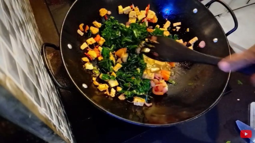 Cara jitu masak tumis daun mengkudu supaya antipahit dan tak menghitam