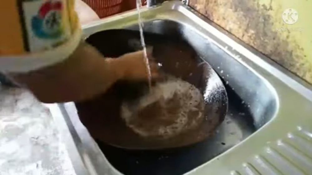 Jangan cuma dicuci pakai sabun, ini cara bersihkan wajan kuali berkarat agar kinclong & aman digunakan