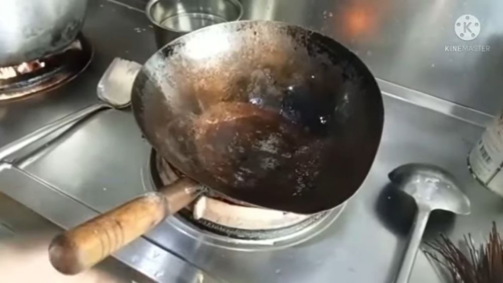 Jangan cuma dicuci pakai sabun, ini cara bersihkan wajan kuali berkarat agar kinclong & aman digunakan