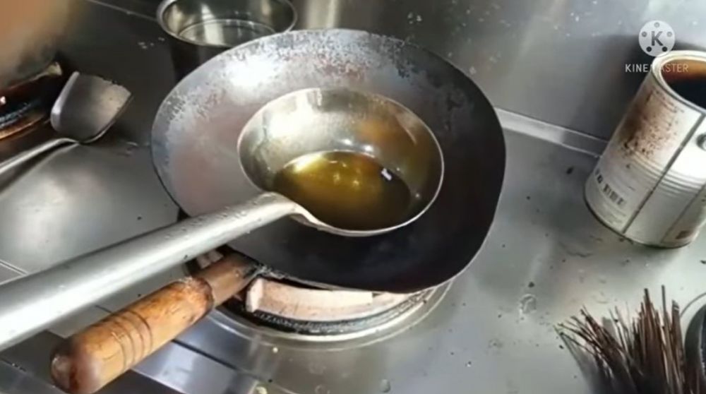 Jangan cuma dicuci pakai sabun, ini cara bersihkan wajan kuali berkarat agar kinclong & aman digunakan