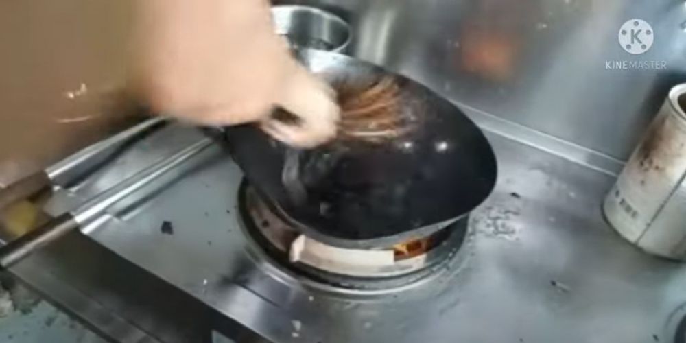 Jangan cuma dicuci pakai sabun, ini cara bersihkan wajan kuali berkarat agar kinclong & aman digunakan