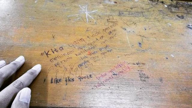 Penuh kenangan, 11 potret kocak coretan di meja kelas ini bukti banyaknya kreativitas yang terpendam