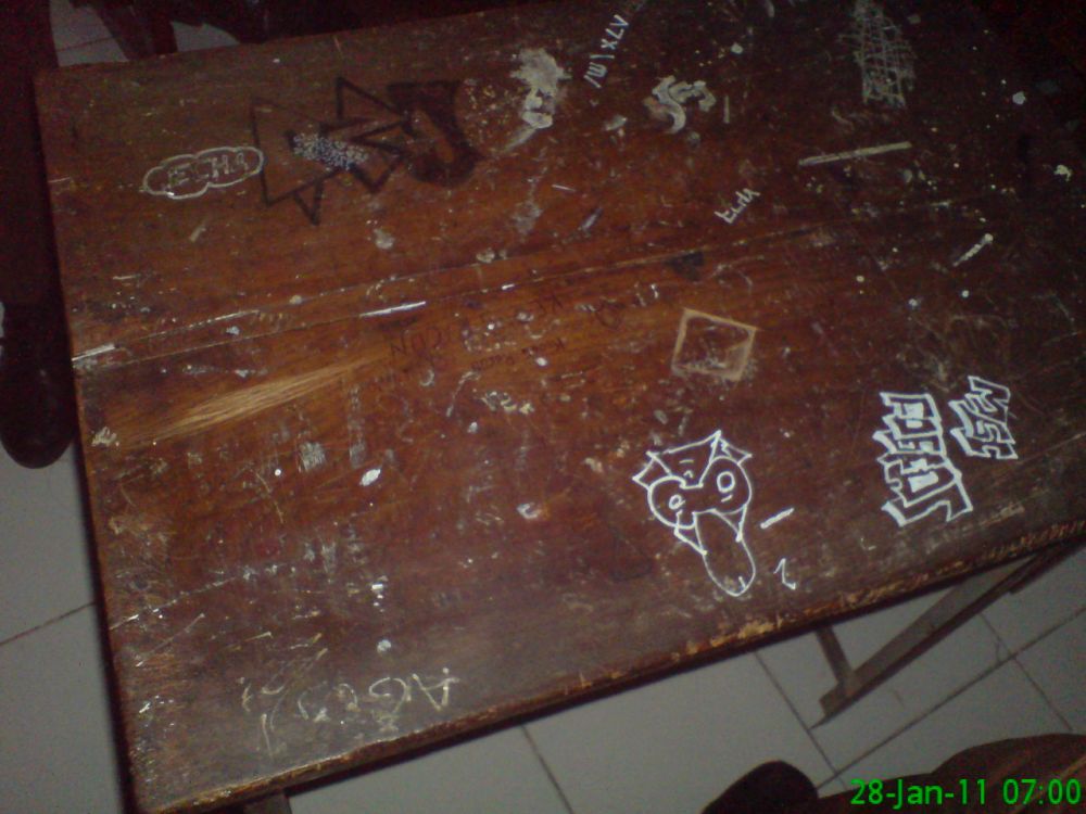 11 Potret kocak coretan di meja kelas © Instagram