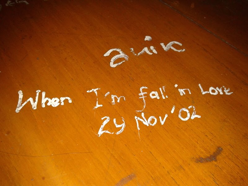 Penuh kenangan, 11 potret kocak coretan di meja kelas ini bukti banyaknya kreativitas yang terpendam