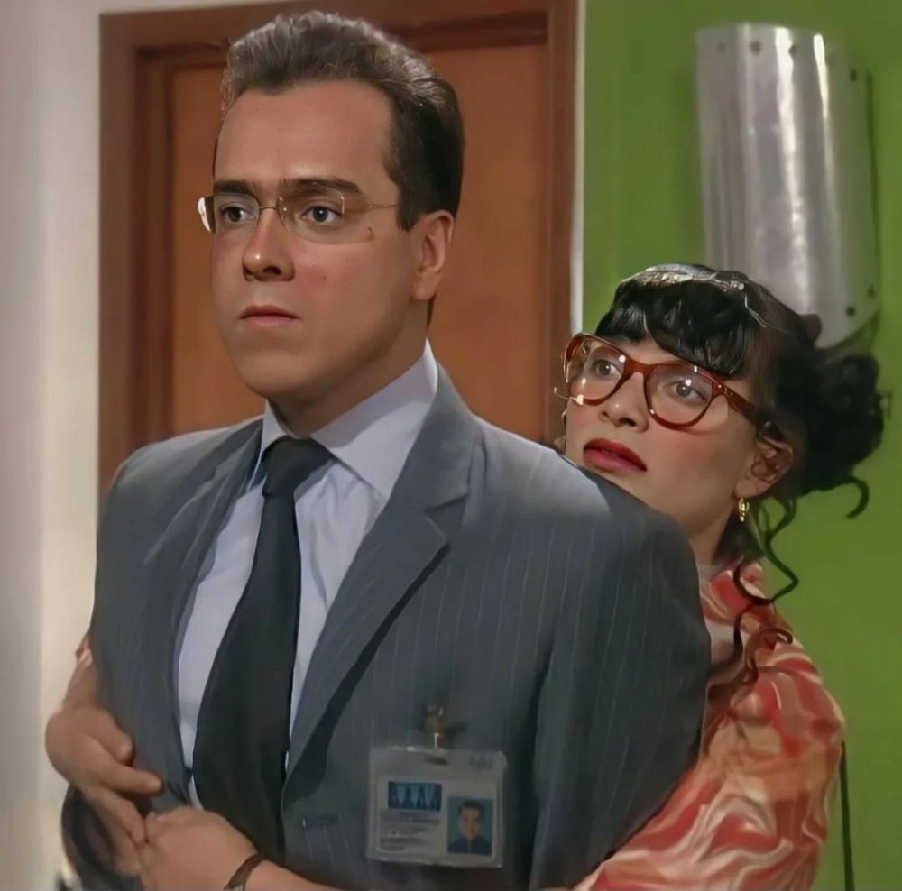 beda gaya Betty dan Marcela berbagai sumber beda gaya Betty dan Marcela berbagai sumber