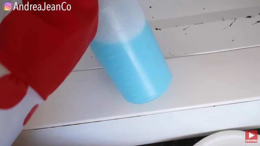 Cuma pakai 2 bahan dapur, ini cara praktis bersihkan noda karat di kulkas