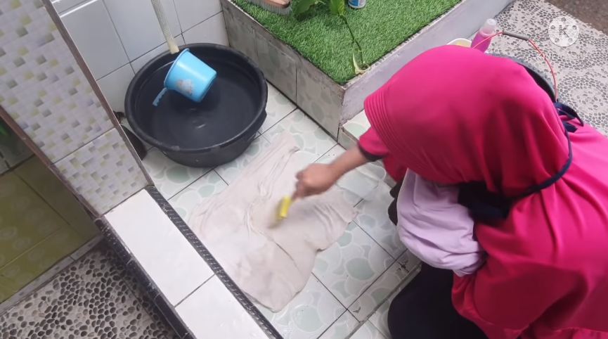 Tanpa sabun, ini cara mudah memutihkan handuk dapur kotor dan kusam
