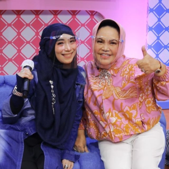 Wanita berkebaya hitam di samping Nike Ardilla © Instagram