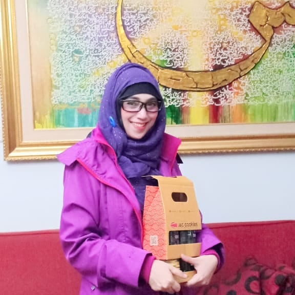 Wanita berkebaya hitam di samping Nike Ardilla © Instagram