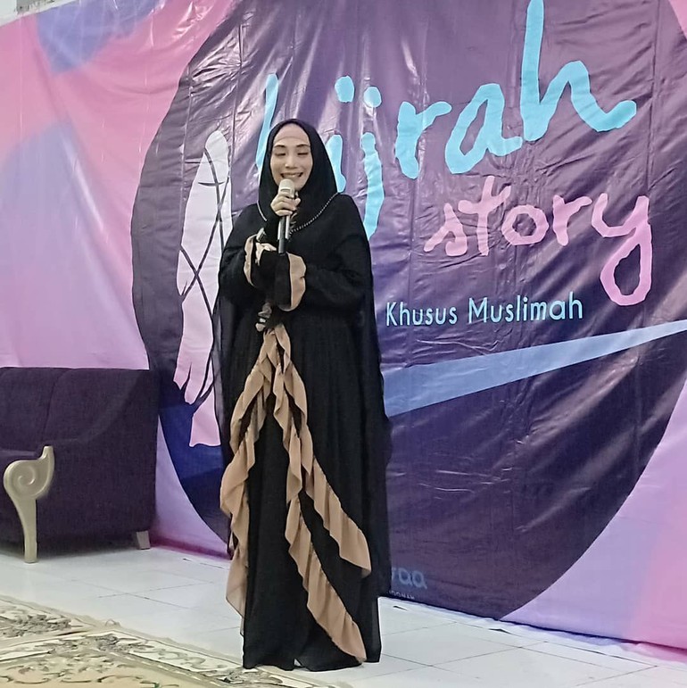 Wanita berkebaya hitam di samping Nike Ardilla © Instagram