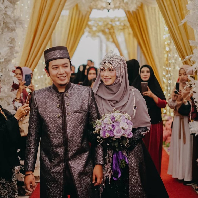 Wanita berkebaya hitam di samping Nike Ardilla © Instagram