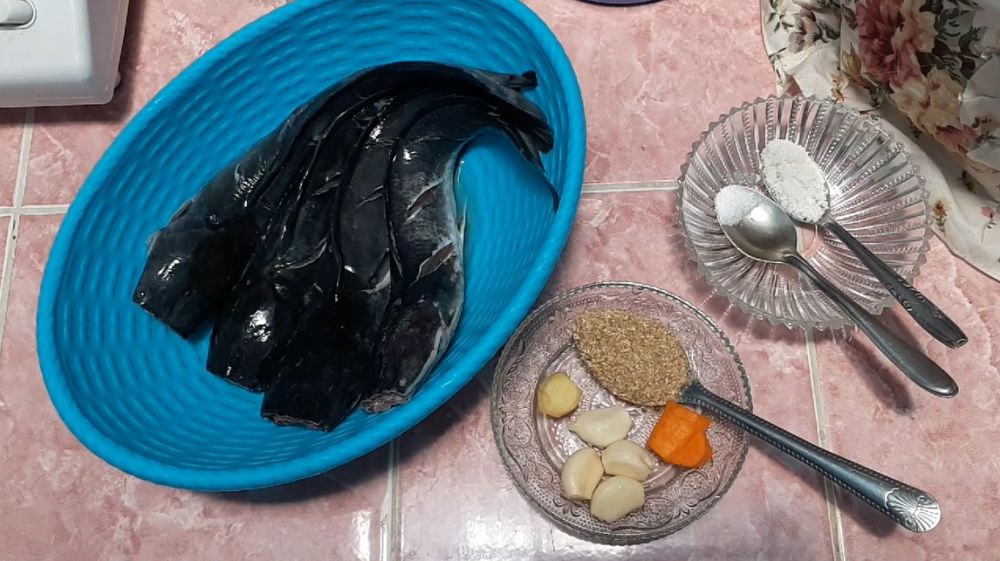 Tanpa garam, begini trik menghilangkan lendir ikan lele pakai satu bahan