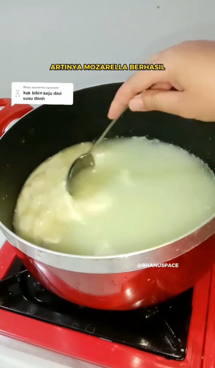 Bukan dicampur tepung tapioka, ini trik sederhana membuat keju mozarella cukup menggunakan 2 bahan