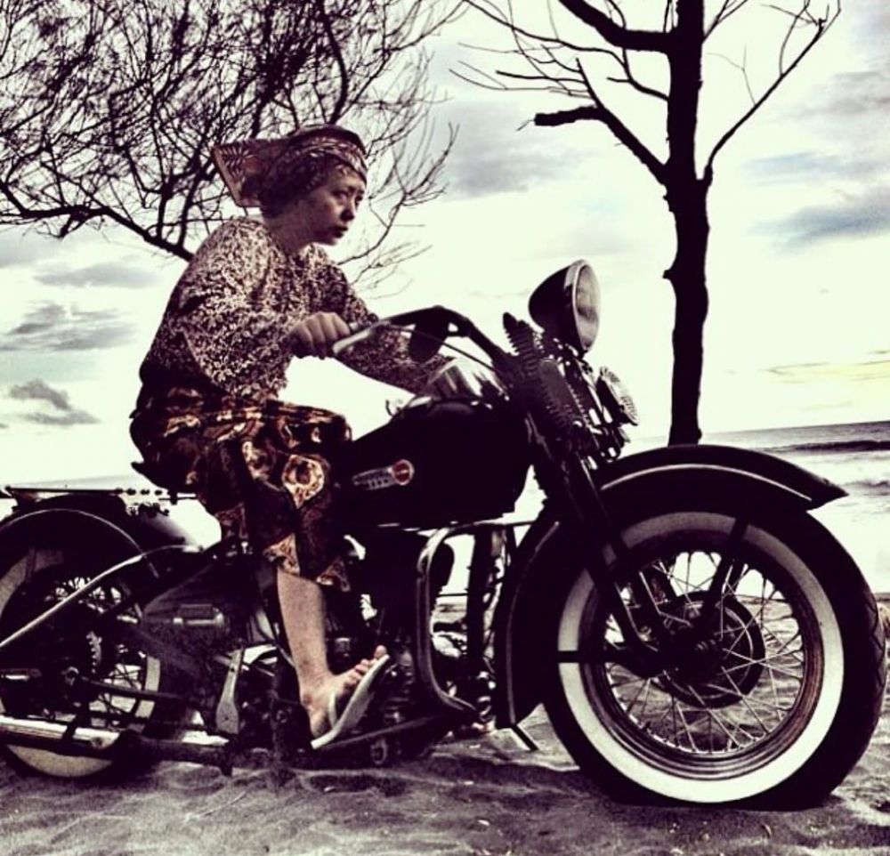 gaya emak-emak saat difoto ini narsis abis © berbagai sumber