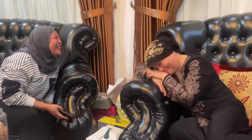 Puput eks istri Doddy jenguk Gala Sky © YouTube Puput eks istri Doddy jenguk Gala Sky © YouTube