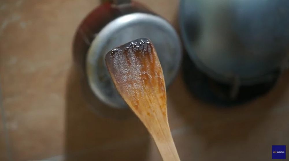 Tanpa bahan tambahan, ini cara sederhana bersihkan noda gosong dan sisa minyak di spatula kayu