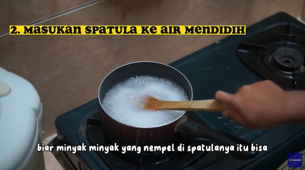 Tanpa bahan tambahan, ini cara sederhana bersihkan noda gosong dan sisa minyak di spatula kayu