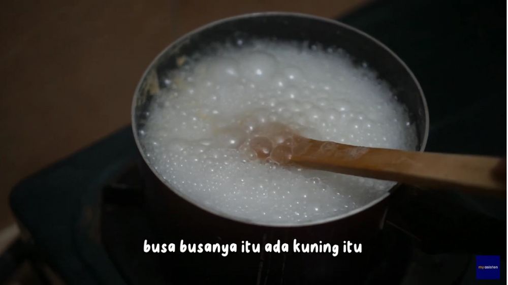 Tanpa bahan tambahan, ini cara sederhana bersihkan noda gosong dan sisa minyak di spatula kayu