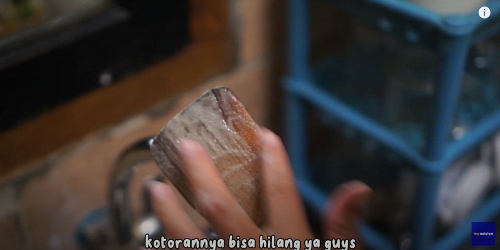 Tanpa bahan tambahan, ini cara sederhana bersihkan noda gosong dan sisa minyak di spatula kayu