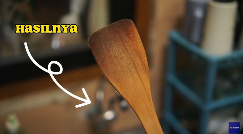 Tanpa bahan tambahan, ini cara sederhana bersihkan noda gosong dan sisa minyak di spatula kayu