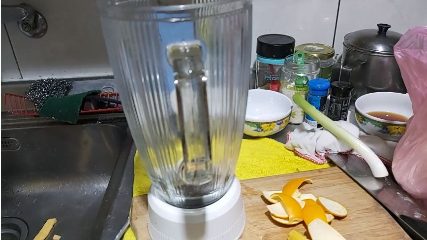Cara praktis hilangkan bau tidak sedap di blender, cuma pakai 1 sampah dapur